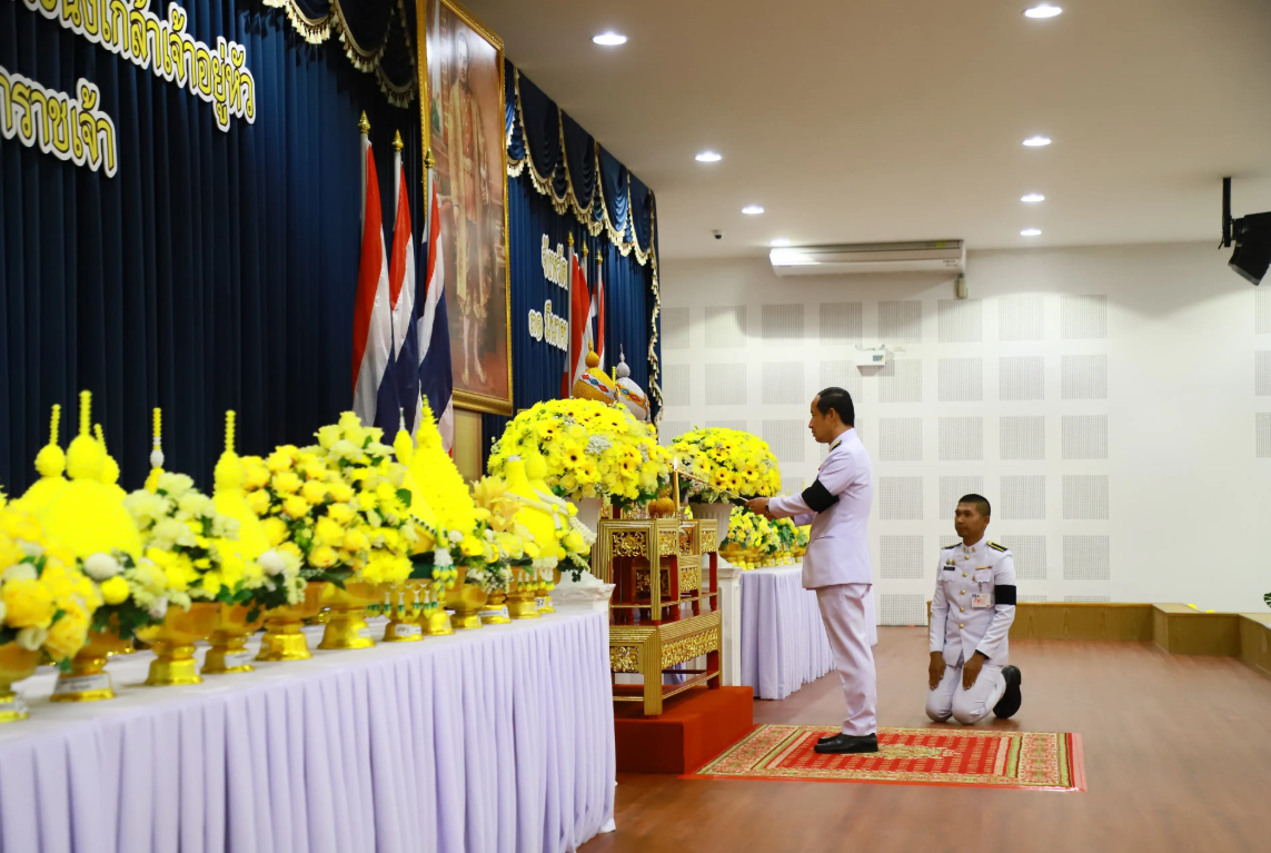 title - ส.ป.ก.ตรัง ร่วมประกอบพิธีวางพานพุ่มดอกไม้สด ถวายราชสักการะพระบรมสาทิสลักษณ์ พระบาทสมเด็จพระนั่งเกล้าเจ้าอยู่หัว พระมหาเจษฎาราชเจ้า รัชกาลที่ ๓ เนื่องในวันคล้ายวันพระราชสมภพ